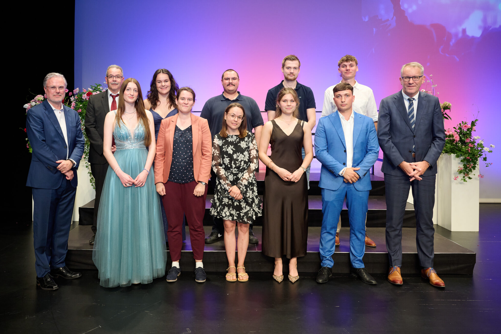 Lehrabschlussfeier 2025: Stolze Absolventen in eleganter Atmosphäre beim Wirtschaftskammer-Event in Vaduz.
