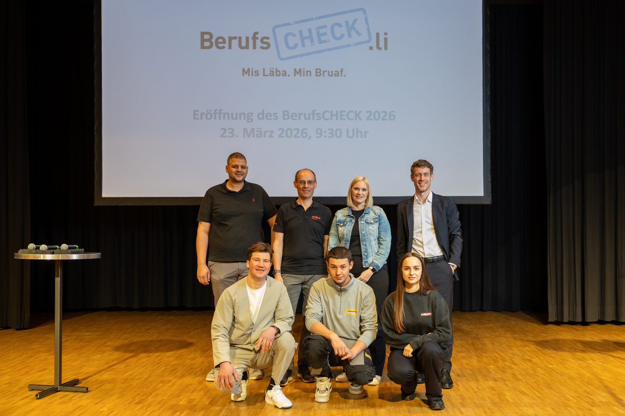 Gruppenfoto beim BerufsCHECK-Event zur Berufsentwicklung mit vielfältigen Teilnehmern und professionellem Ambiente.