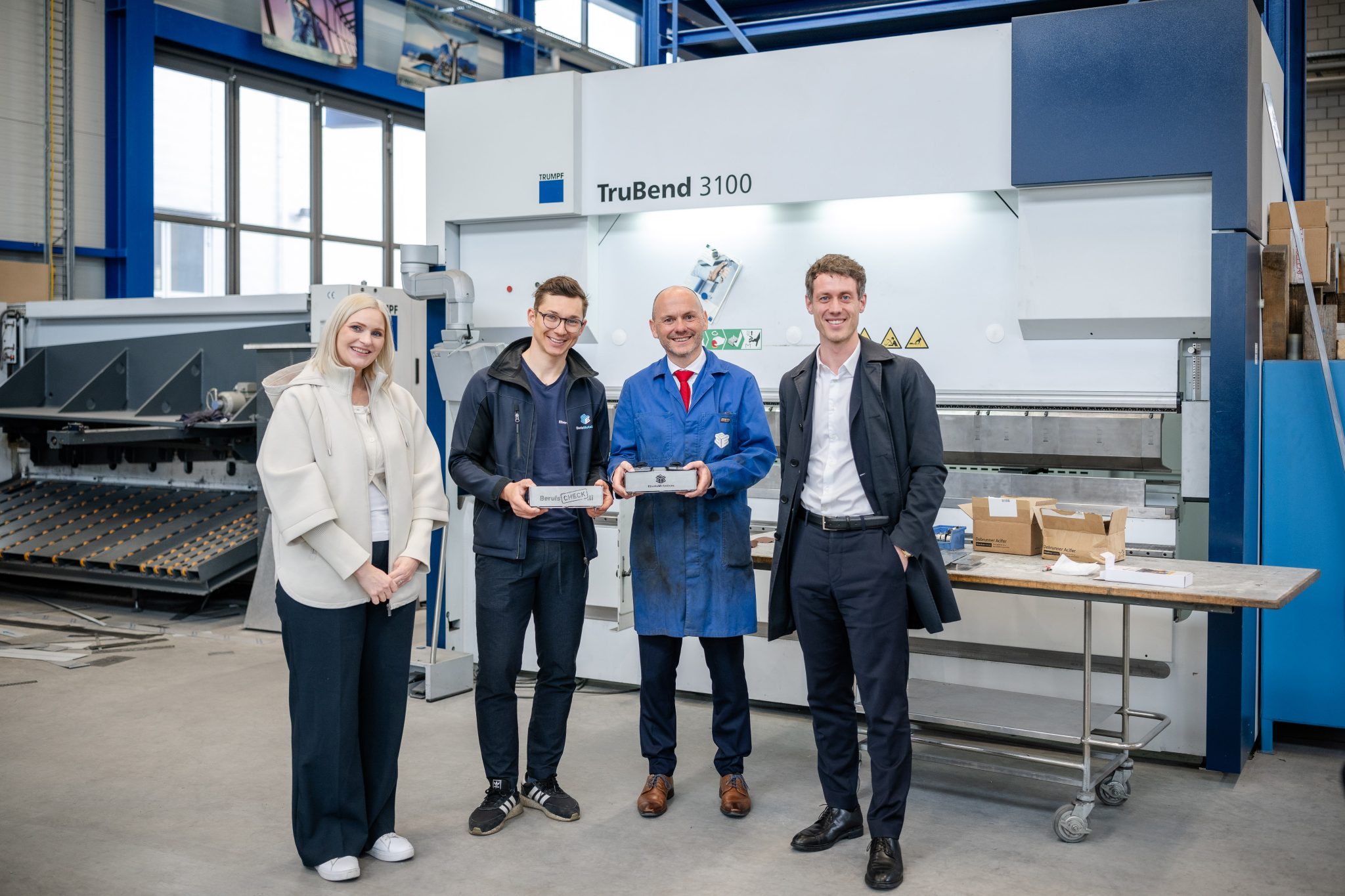 Teamarbeit in der modernen Metallverarbeitung mit TruBend 3100 Maschinen und engagierten Fachkräften.