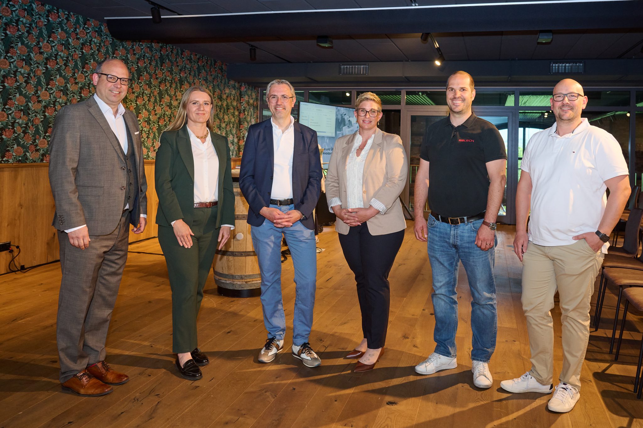 Professionelles Gruppenfoto in einem einladenden, rustikalen Innenraum.