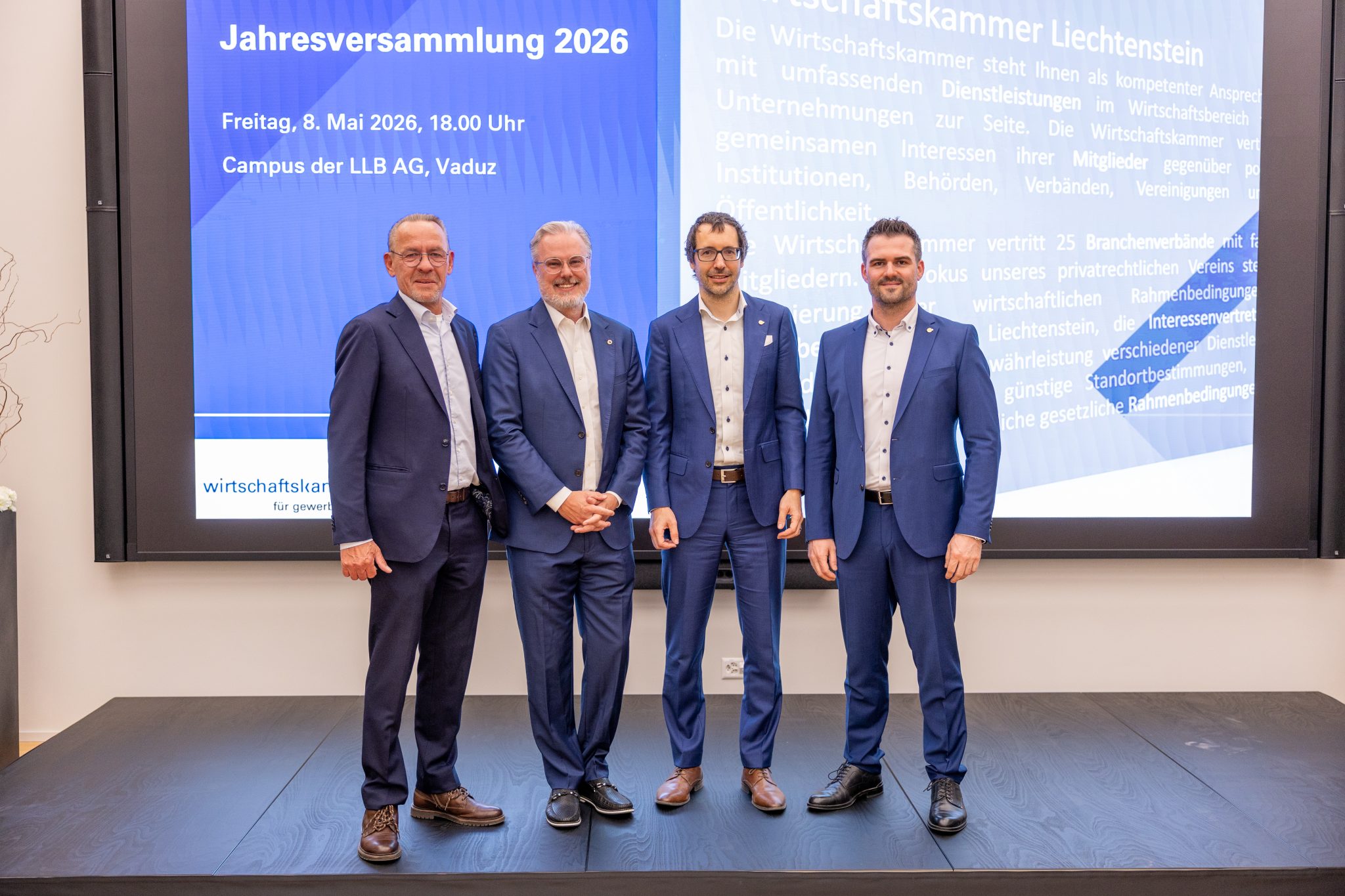 Professionelle Männer bei der Jahresversammlung der JV Gruppe WKL LLB in Vaduz.