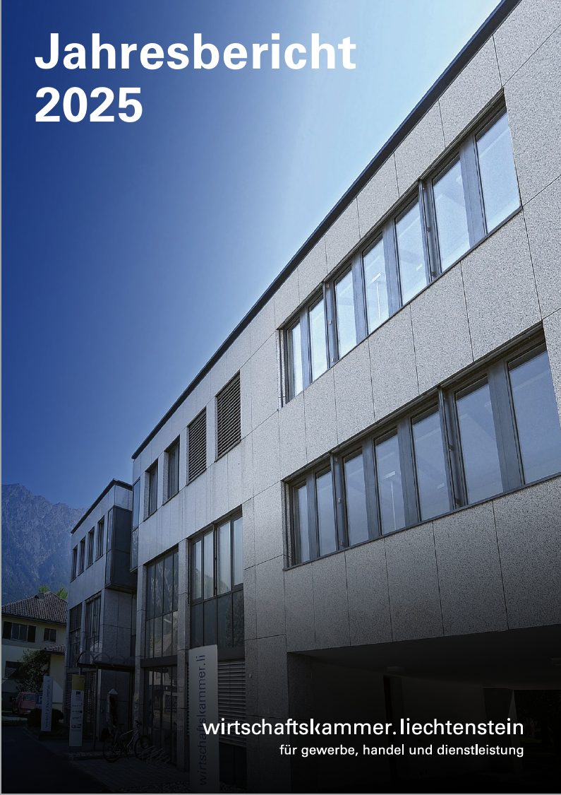 Jahresbericht 2025 der Wirtschaftskammer Liechtenstein, moderne Gestaltung mit natürlicher Landschaft und Architektur.