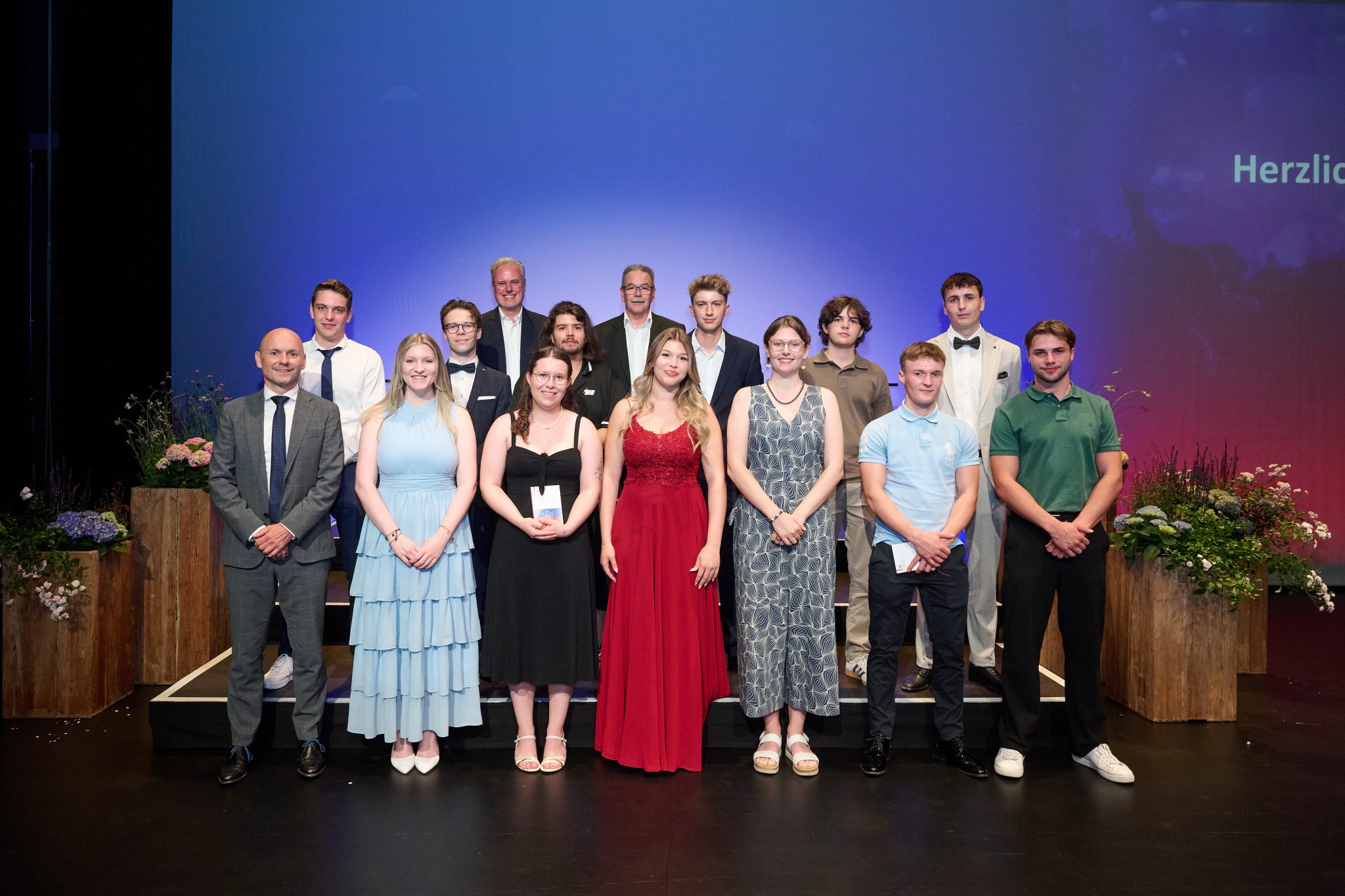 Graduation ceremony mit stolzen Absolventen, Blumenteppich und eleganter Kulisse für besondere Leistungen.