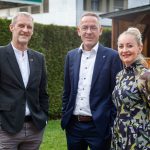 Vizeregierungschefin Sabine Monauni, Mitte, zusammen mit Vertretern der Gruppe Internationales Grenzlandtreffen, vertreten durch zahlreiche Geschaeftsfuehrer von Handwerks- und Wirtschaftskammern aus der Schweiz, Oesterreich und Deutschland, aufgenommen am Freitag, 29. April 2022, im Restaurant Au in Vaduz. Foto & Copyright: IKR/Eddy Risch.